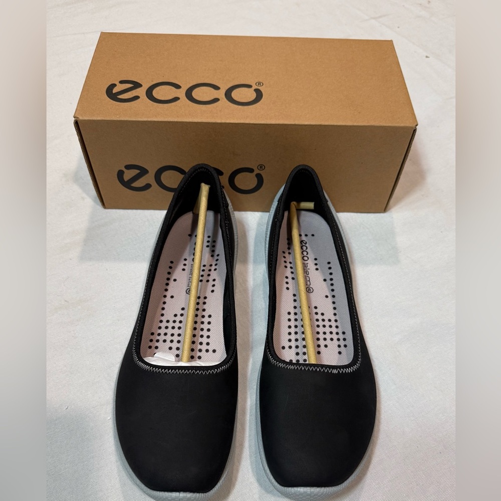 ECCO Women's Size 11-11.5 Black Slip-On Ballet Flats